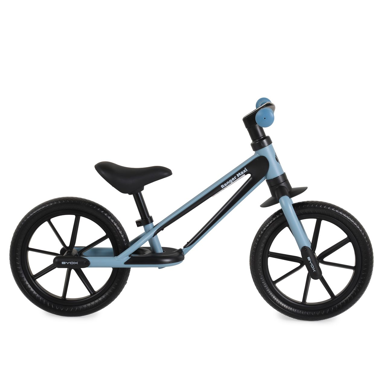 Ein hellblaues Kinderfahrrad ohne Pedale steht vor einem weißen Hintergrund.