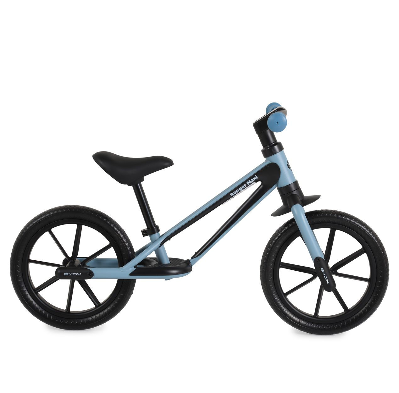 Ein hellblaues Kinderfahrrad mit schwarzen Rädern und Griffen, auf weißem Hintergrund.