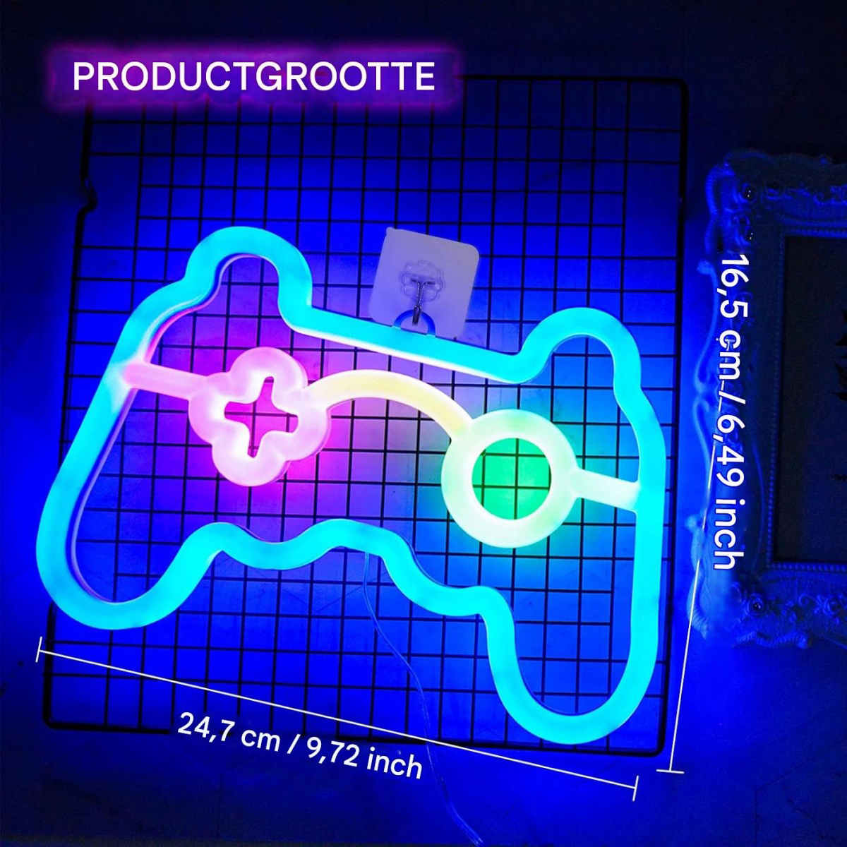 Ein leuchtendes Neonschild in Form eines Controllers auf einem Gitter.