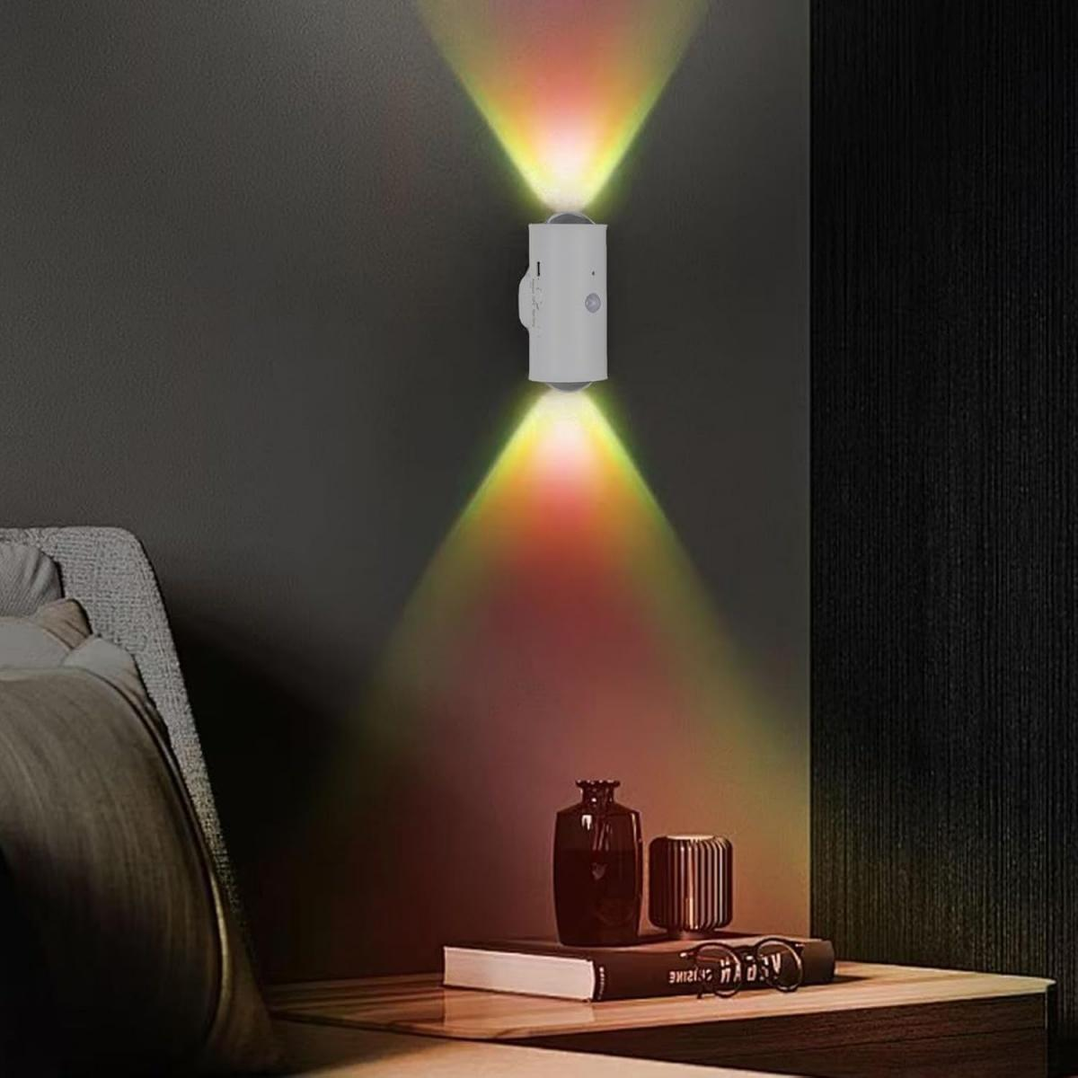 Eine weiße LED-Wandleuchte strahlt rotes und gelbes Licht nach oben und unten.