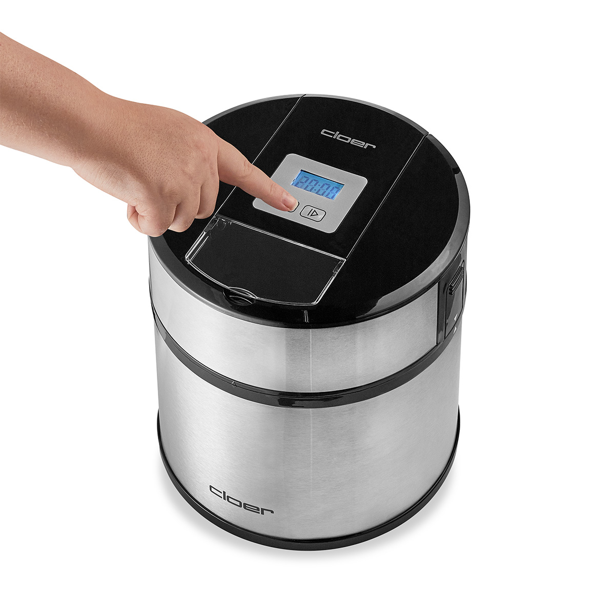 Eine Hand drückt auf ein Bedienfeld einer Eismaschine mit digitaler Anzeige.
