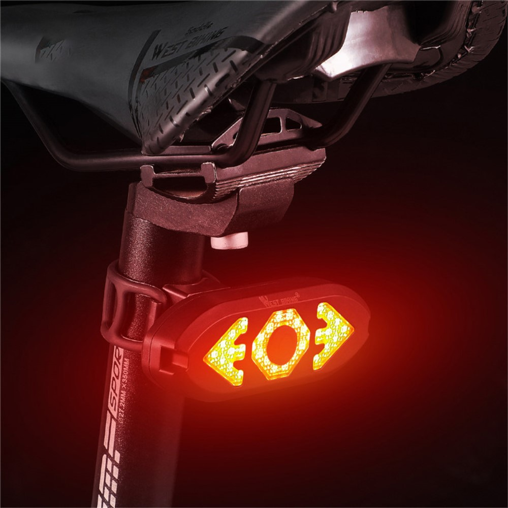 Rücklicht eines Fahrrads mit Pfeilsymbolen und Warnblinker.