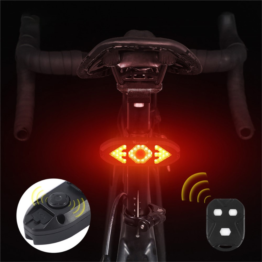 Rücklicht am Fahrrad mit Blinkpfeilen und Fernbedienung im Einsatz.