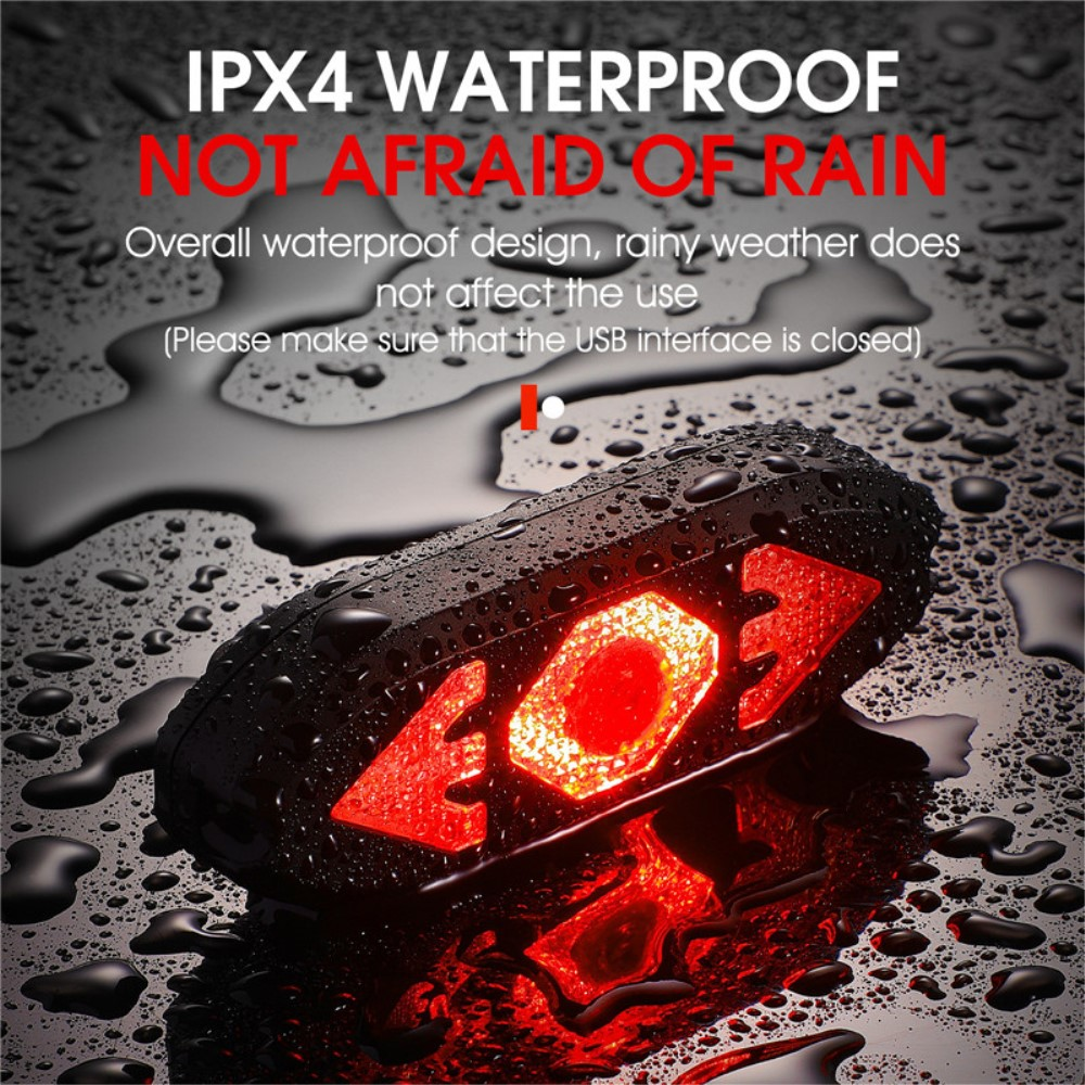 Schwarzes Fahrradrücklicht mit roten Pfeilen und Licht, nass, IPX4 wasserdicht.