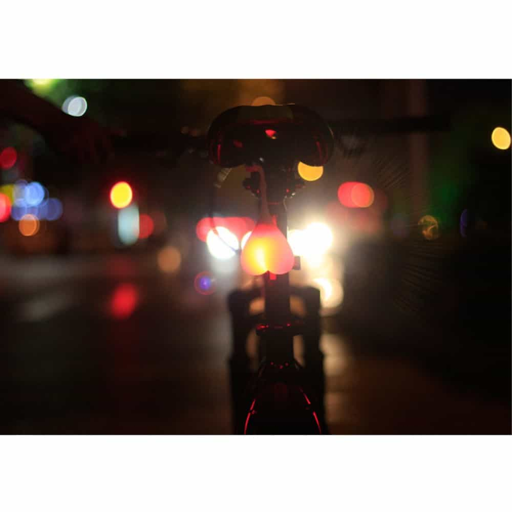 Rücklicht einer Fahrradgabel mit Lichtern und Bokeh-Hintergrund.
