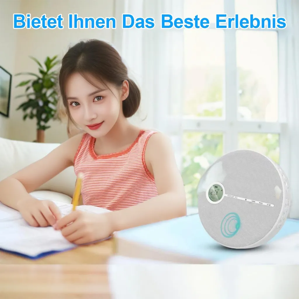 Eine junge Frau schreibt in einem Notizbuch mit einem Bleistift, ein Gerät daneben.