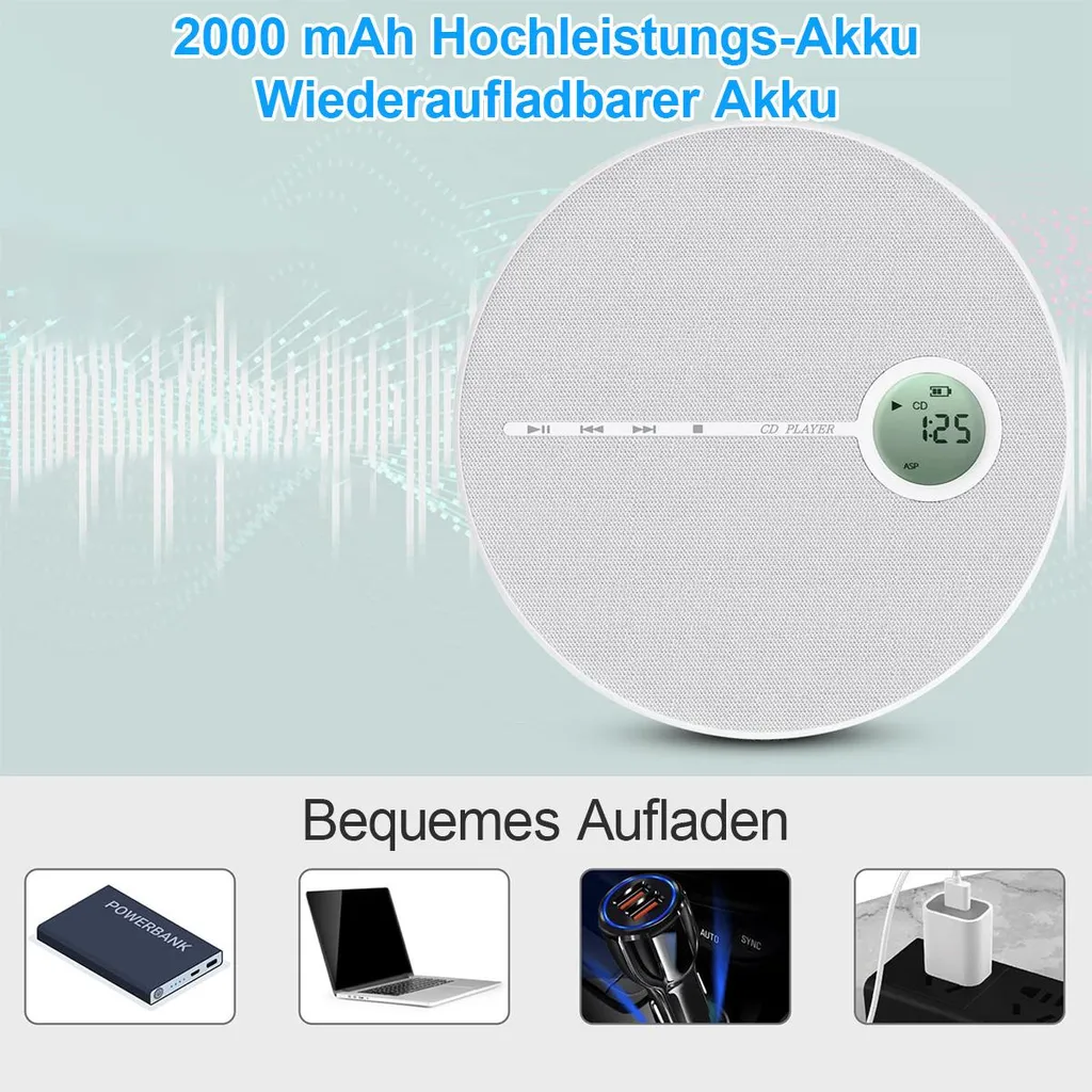 Ein weißer CD-Player mit Display und Bedienelementen, daneben eine Powerbank, Laptop und Autoladegeräte.