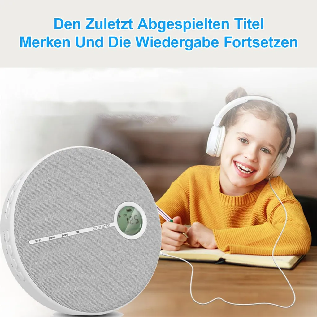 Ein Mädchen mit Kopfhörern lächelt, während es auf einen CD-Player und ein Notizbuch blickt.