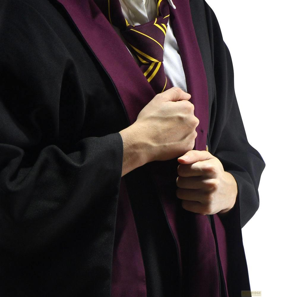 Eine Person trägt eine schwarze Robe mit lila Akzenten und eine Krawatte.