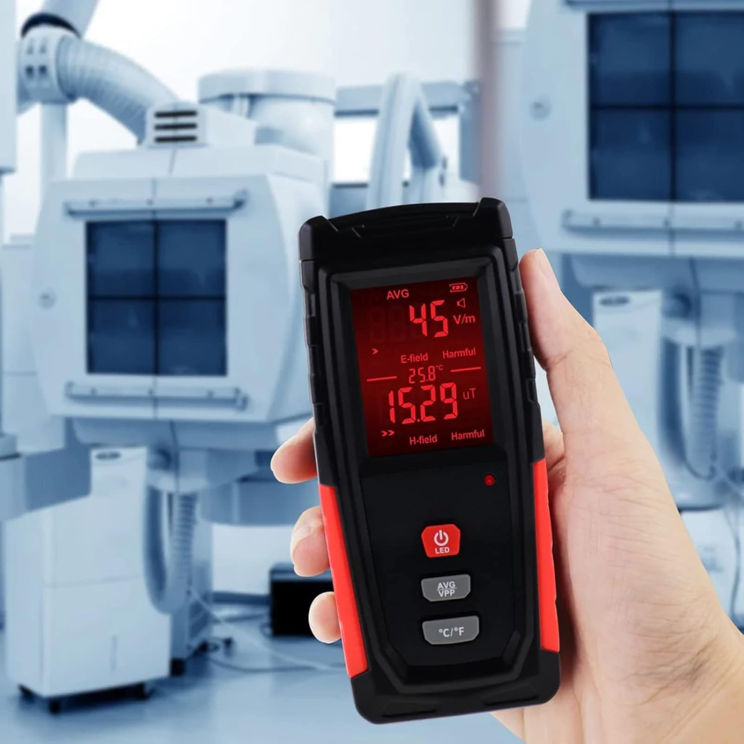Ein Handheld-Messgerät mit rotem Display vor medizinischen Geräten.