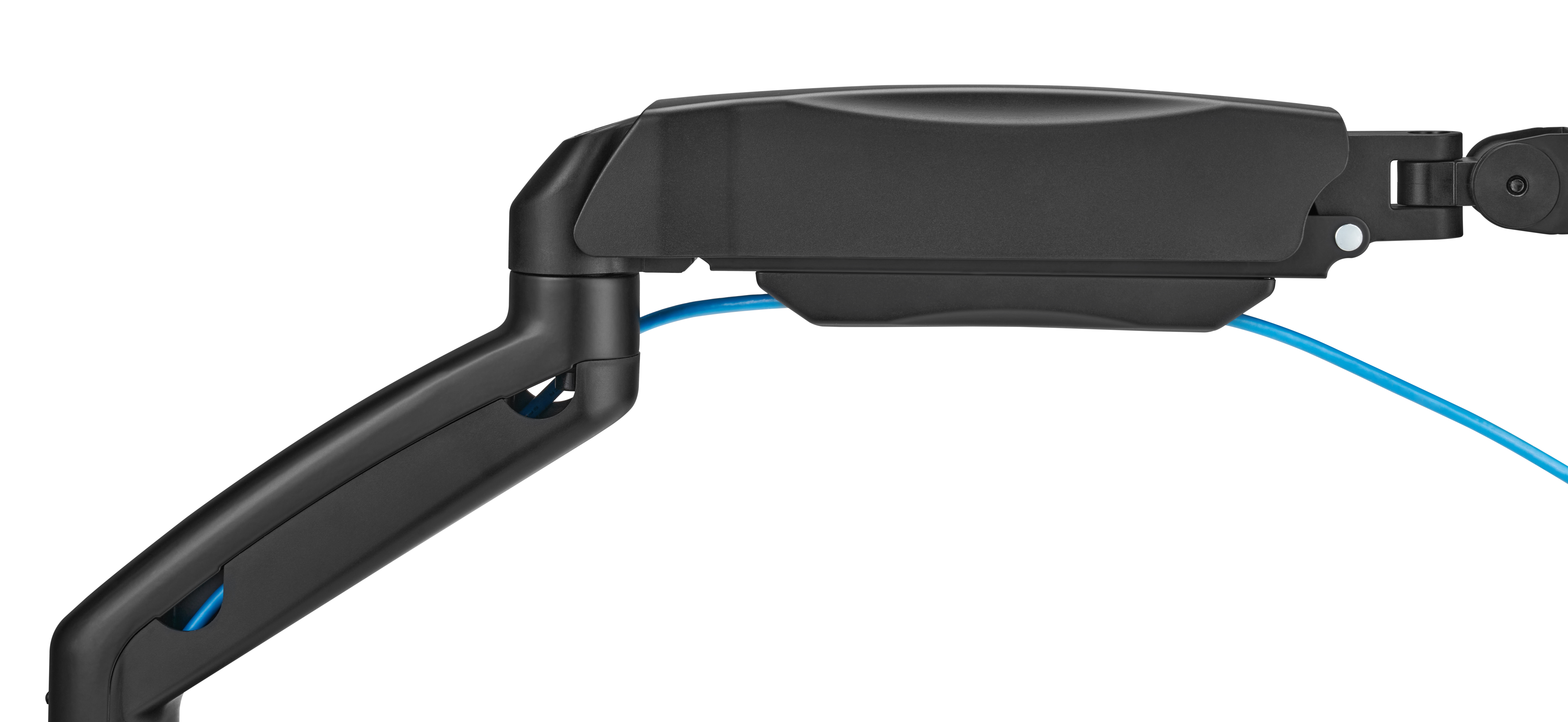 Ein schwarzer Monitorarm mit einem blauen Kabel, isoliert auf Weiß.