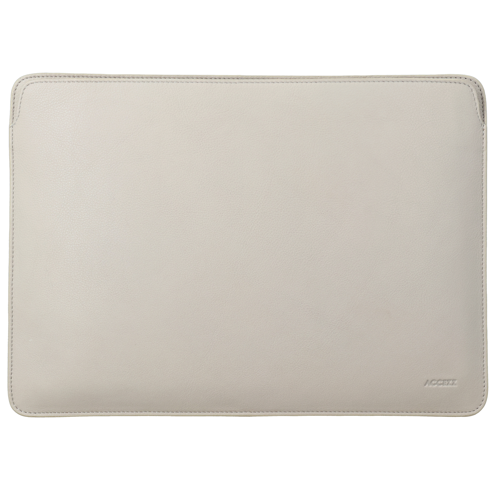 Een lichtgrijze laptophoes van leer met stiksels en een logo.