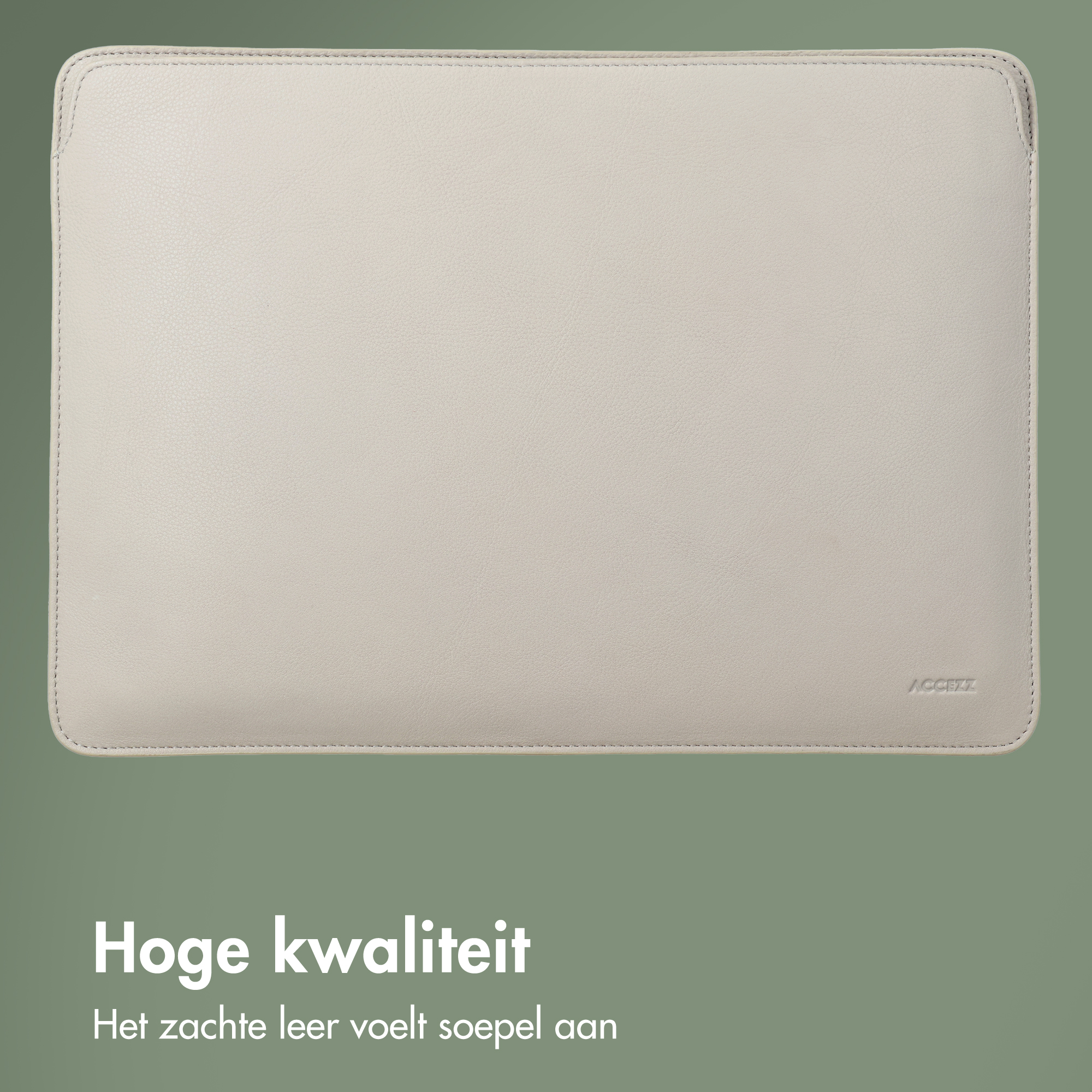 Een crèmekleurige leren hoes met stiksels en een logo.