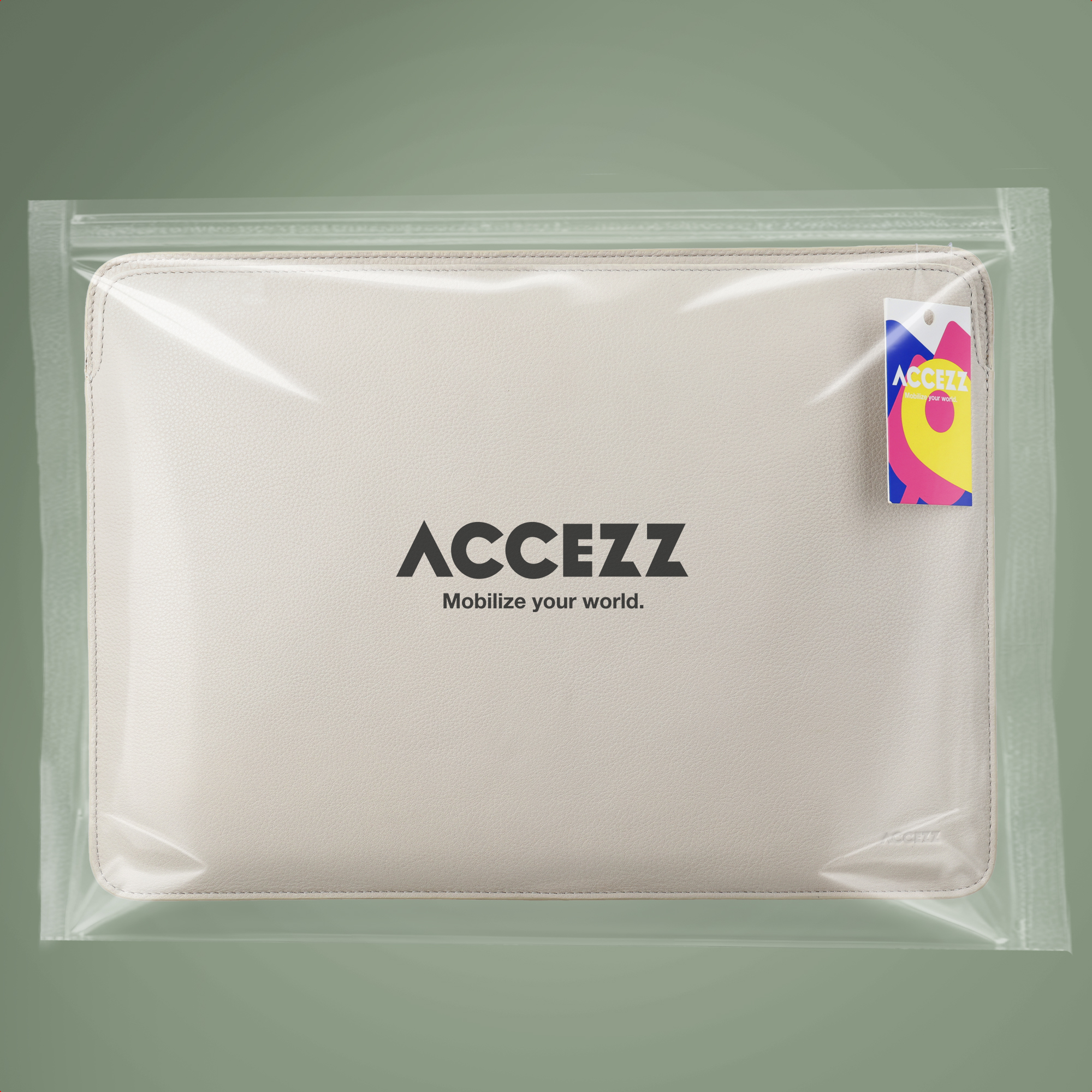 Een lichtgekleurde tas met ACZZZ-logo in een doorzichtige plastic hoes.