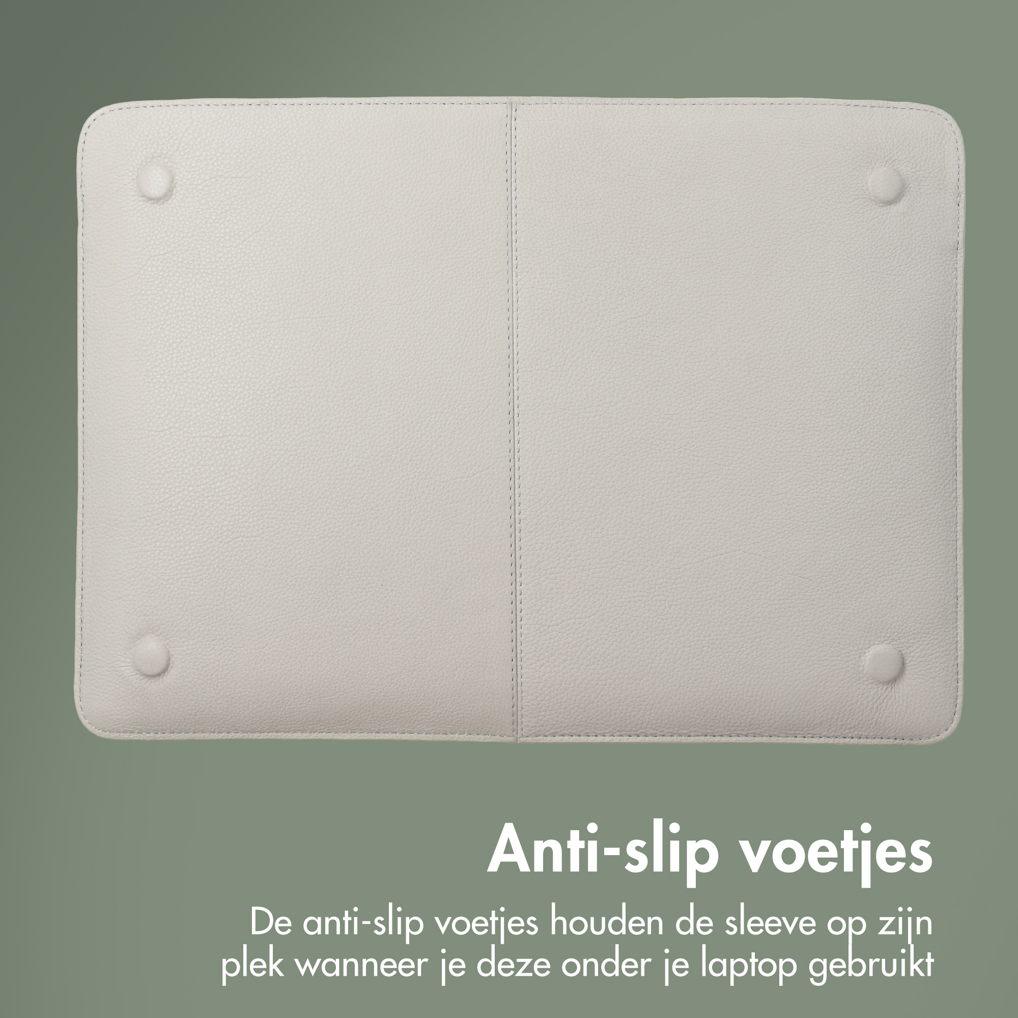 Witte laptop sleeve met vier anti-slip voetjes, met stiksels en tekst.