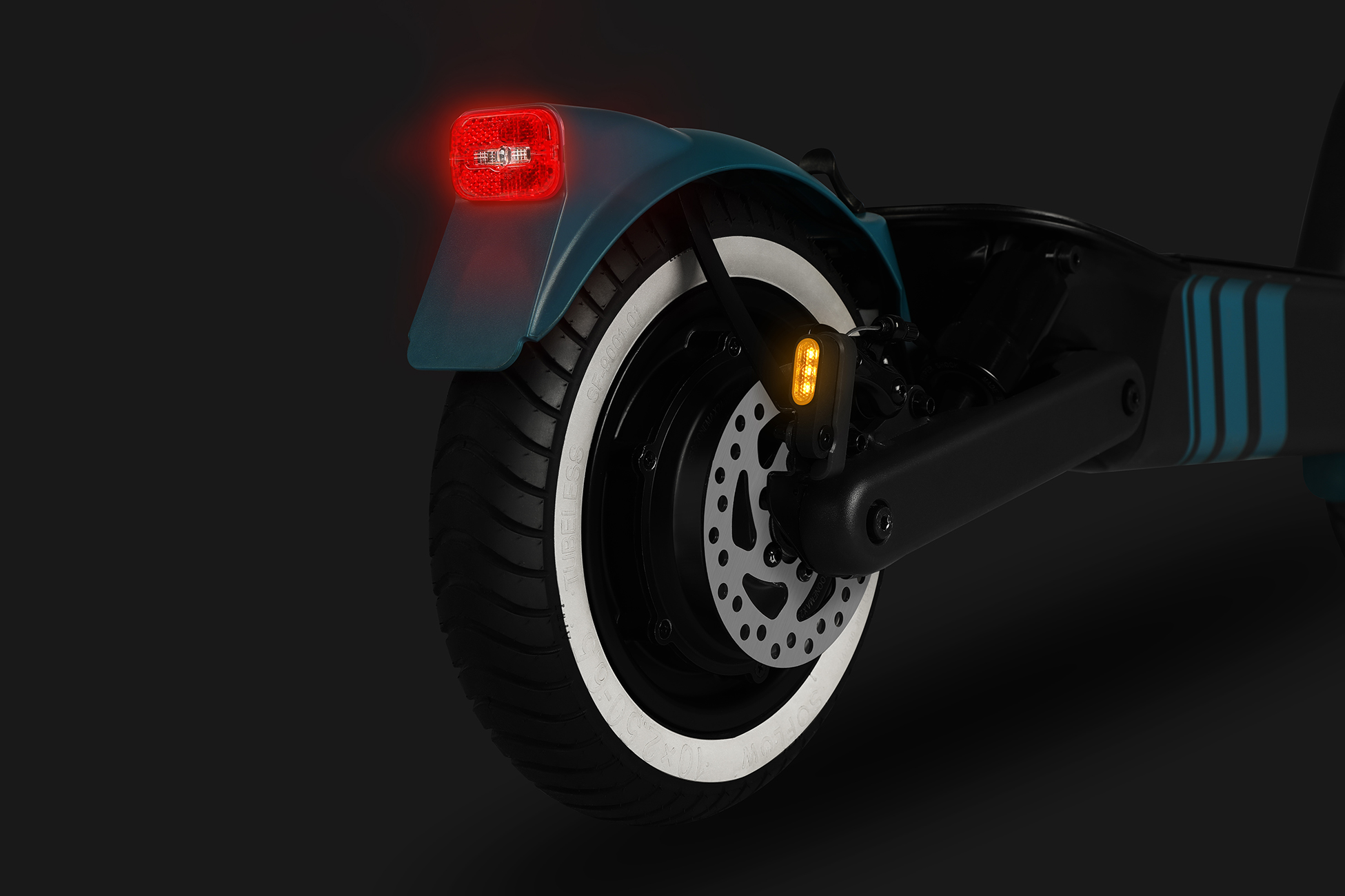 Rückansicht eines E-Scooters mit leuchtendem rotem Rücklicht und gelbem Blinker.