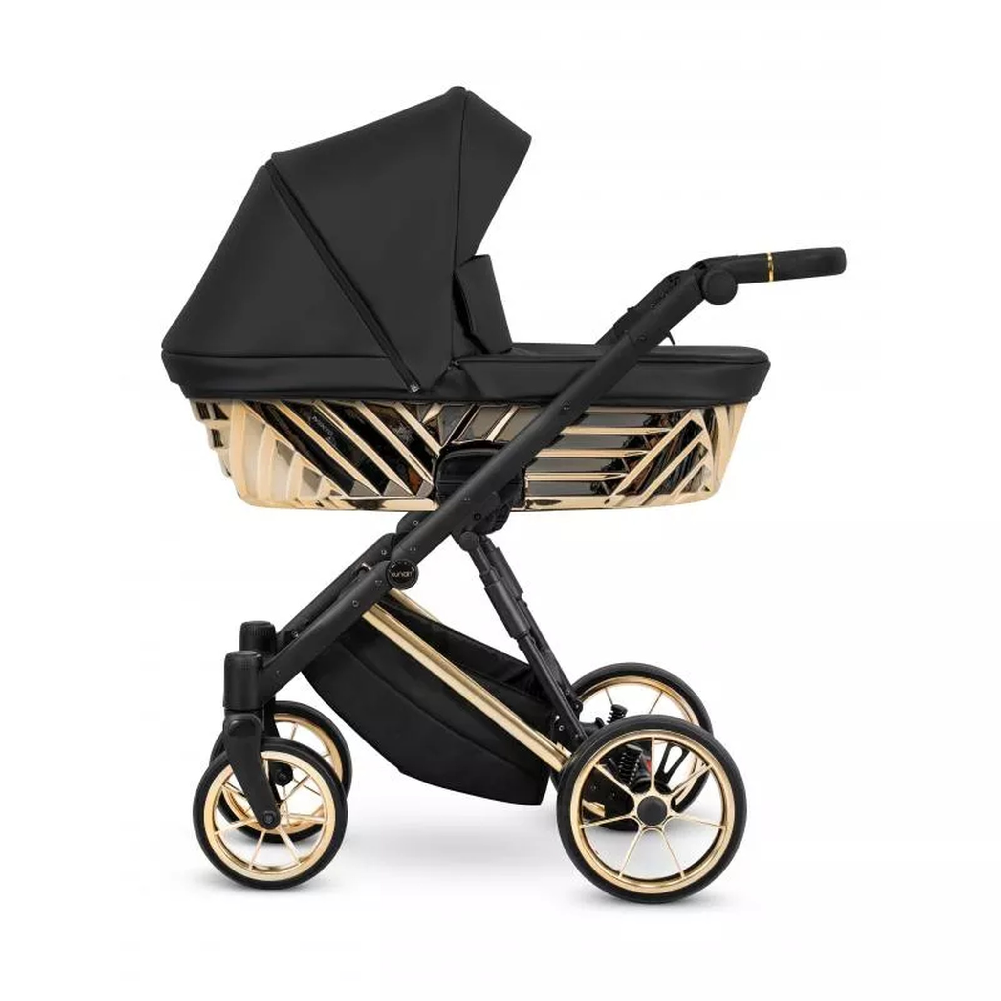 Schwarzer Kinderwagen mit goldenen Akzenten und Rädern, auf weißem Hintergrund.