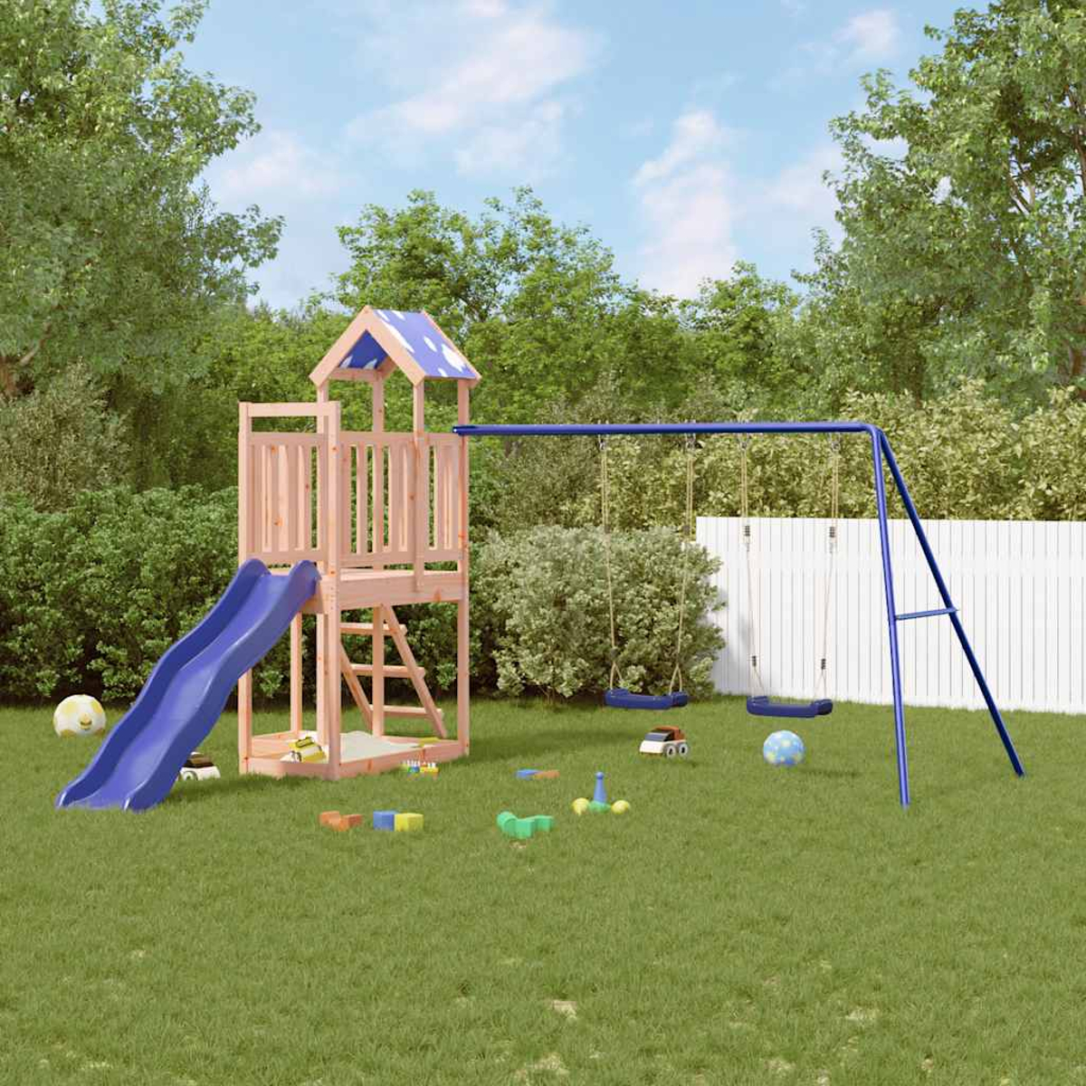 Ein hölzerner Spielturm mit Rutsche und Schaukeln im Garten, umgeben von Büschen und Bäumen.