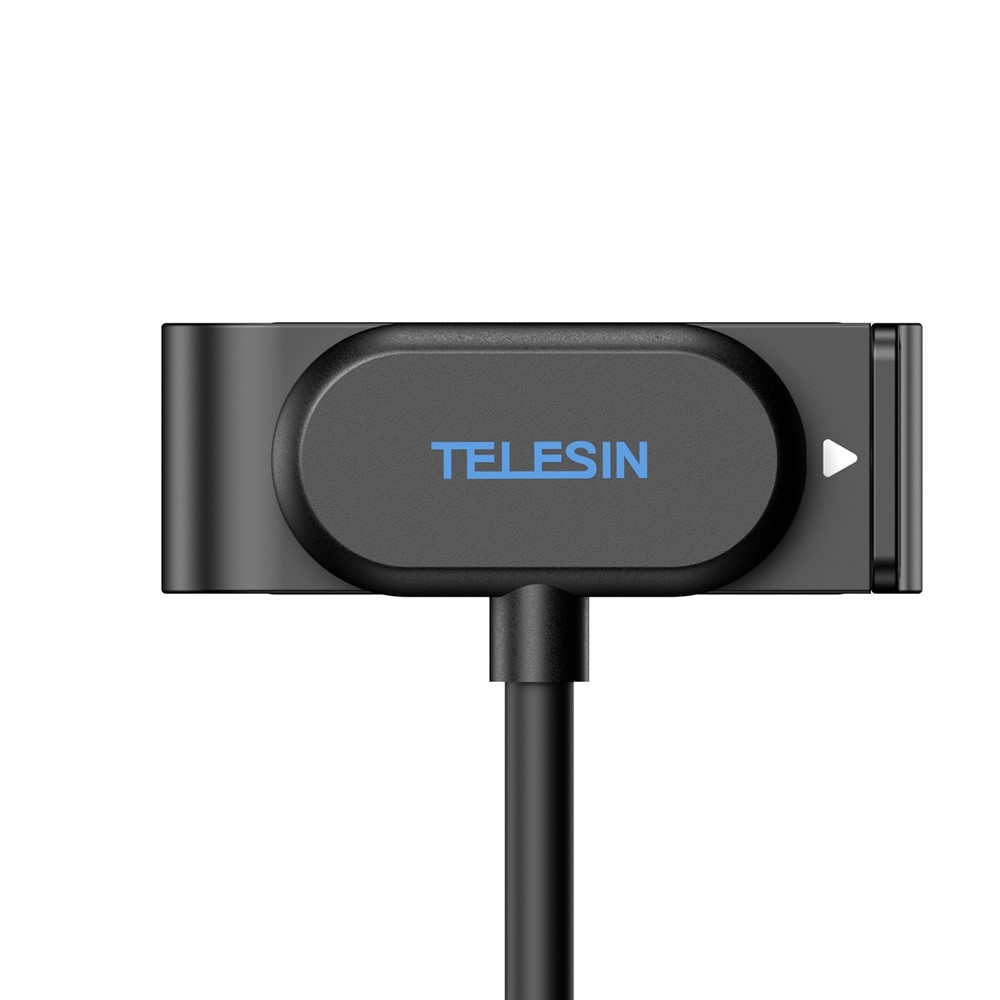 Ein schwarzes rechteckiges Gerät mit einem blauen 'TELESIN'-Logo in der Mitte und einem weißen Wiedergabesymbol rechts, verbunden mit einem schwarzen Kabel.