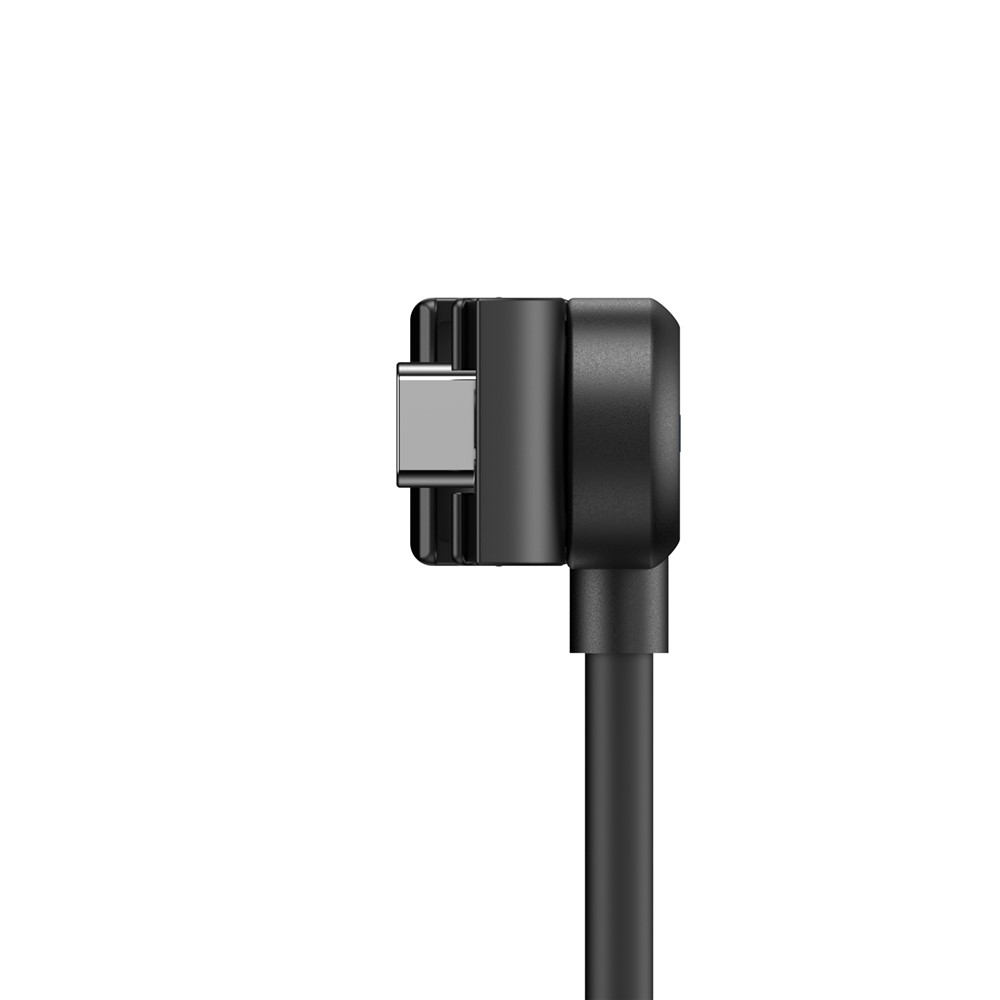 Eine Nahaufnahme eines schwarzen L-förmigen USB-C-Anschlusses mit silberner Spitze, vor weißem Hintergrund.
