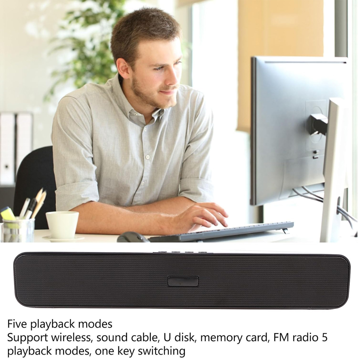 Mann am Schreibtisch tippt auf Tastatur, daneben Lautsprecher.