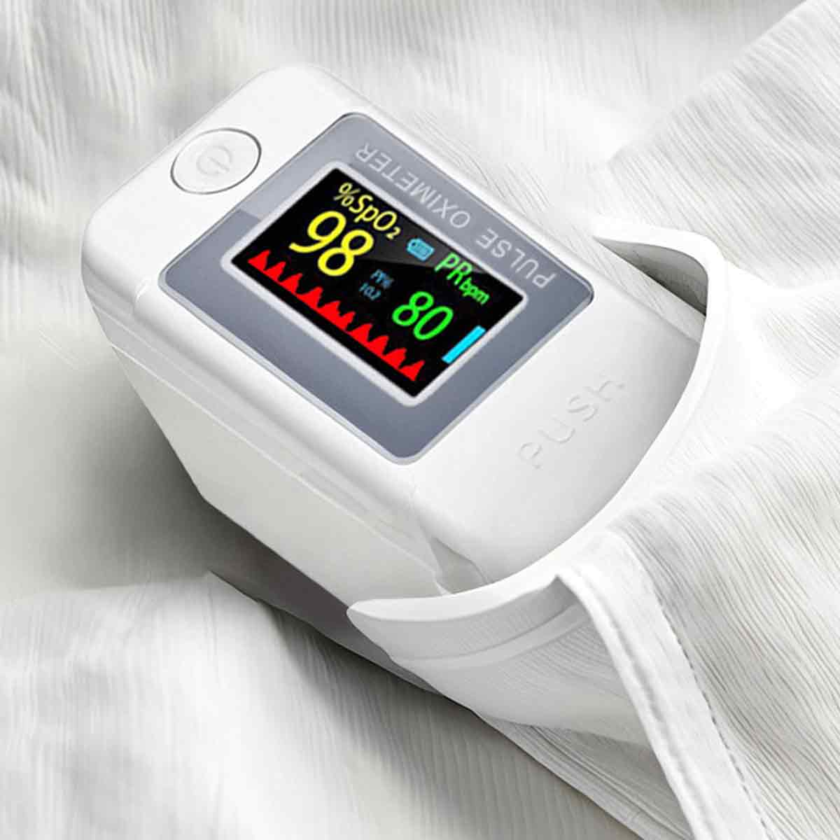 Ein weißes Pulsoximeter mit einem Display, das 98% SpO2 und 80 bpm anzeigt.