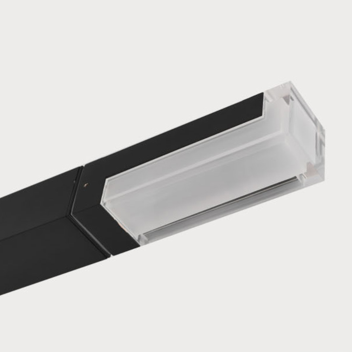 Ein schwarzes, rechteckiges Lichtprofil mit einem milchigen Diffusor und klaren Endkappen.