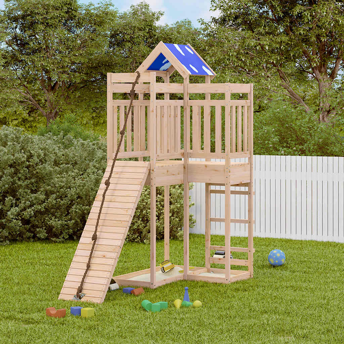 Ein Holzspielturm mit Rutsche, Kletterwand und Sandkasten auf grünem Rasen.