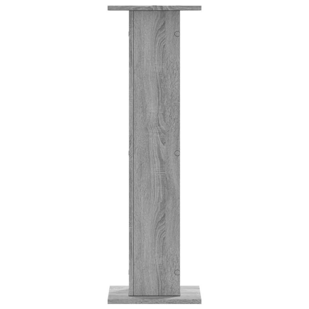 Grauer Holzschrank mit silbernen Beschlägen, hochformatig.