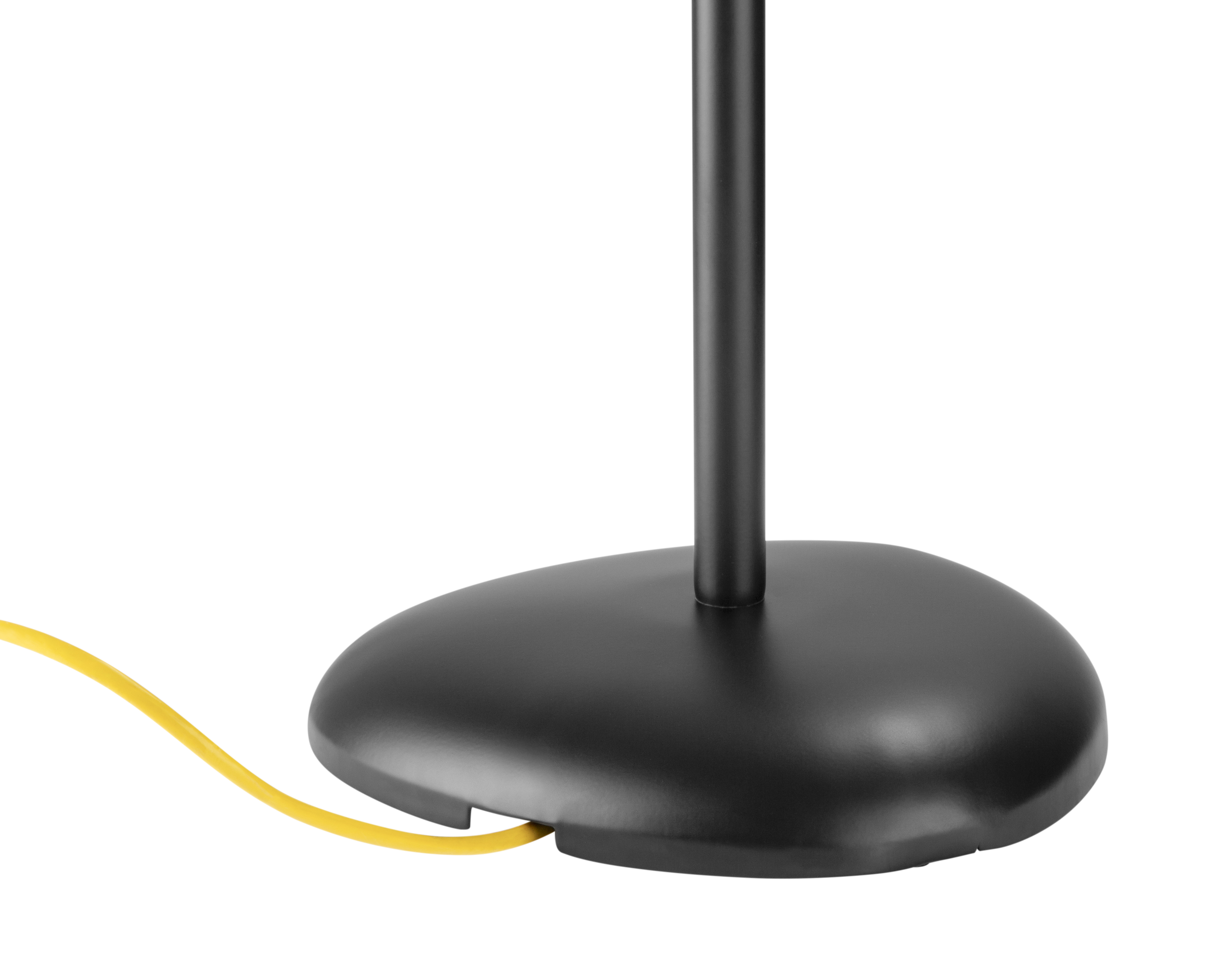 Schwarzer Lampenfuß mit gelbem Kabel.