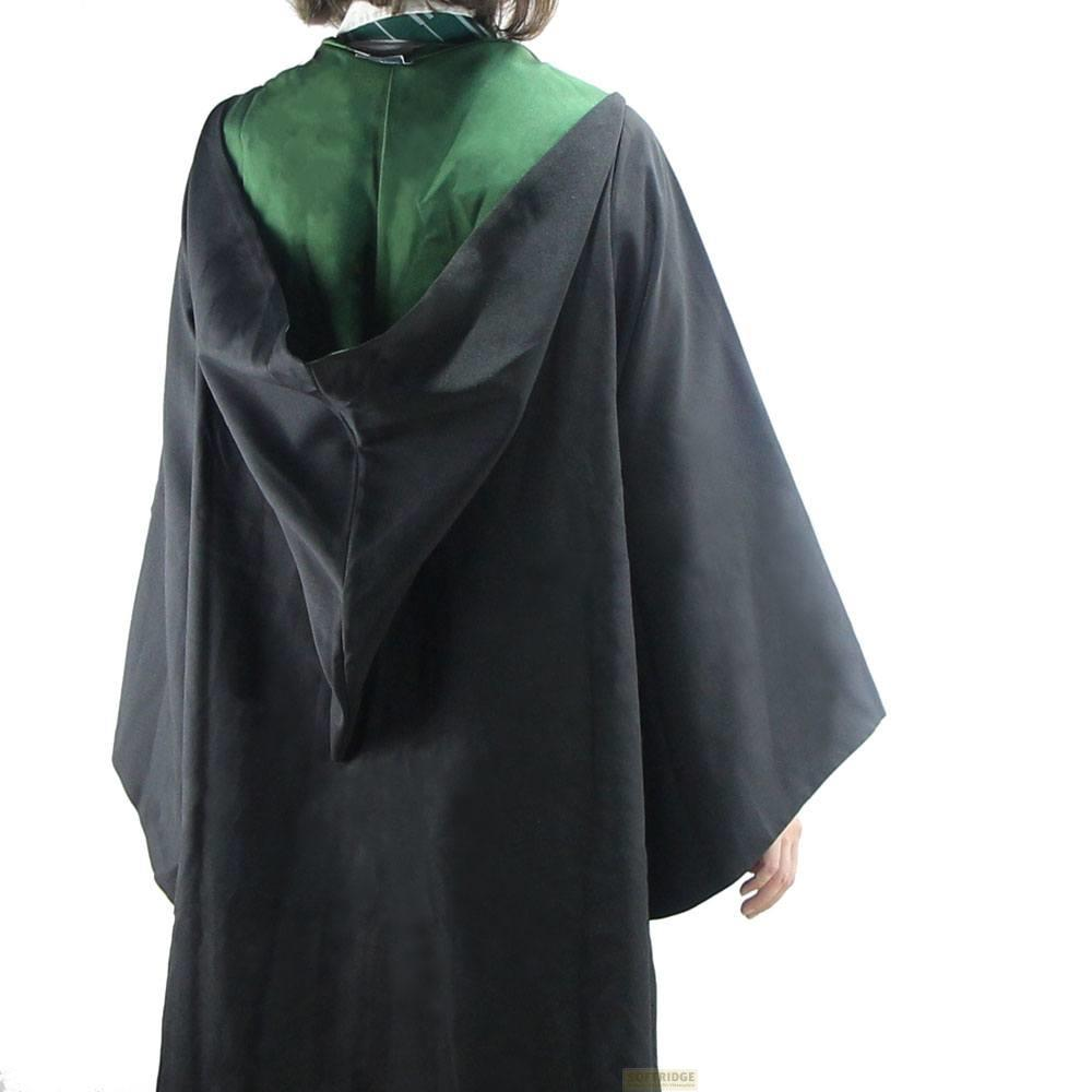 Vista trasera de una persona con túnica negra, forro y cuello verdes.