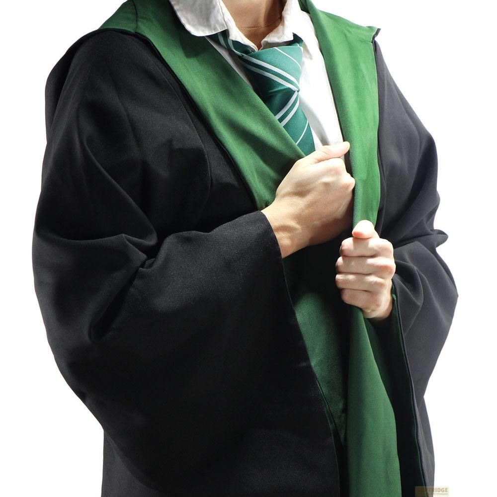 Una persona con túnica negra, acentos verdes y corbata a rayas.
