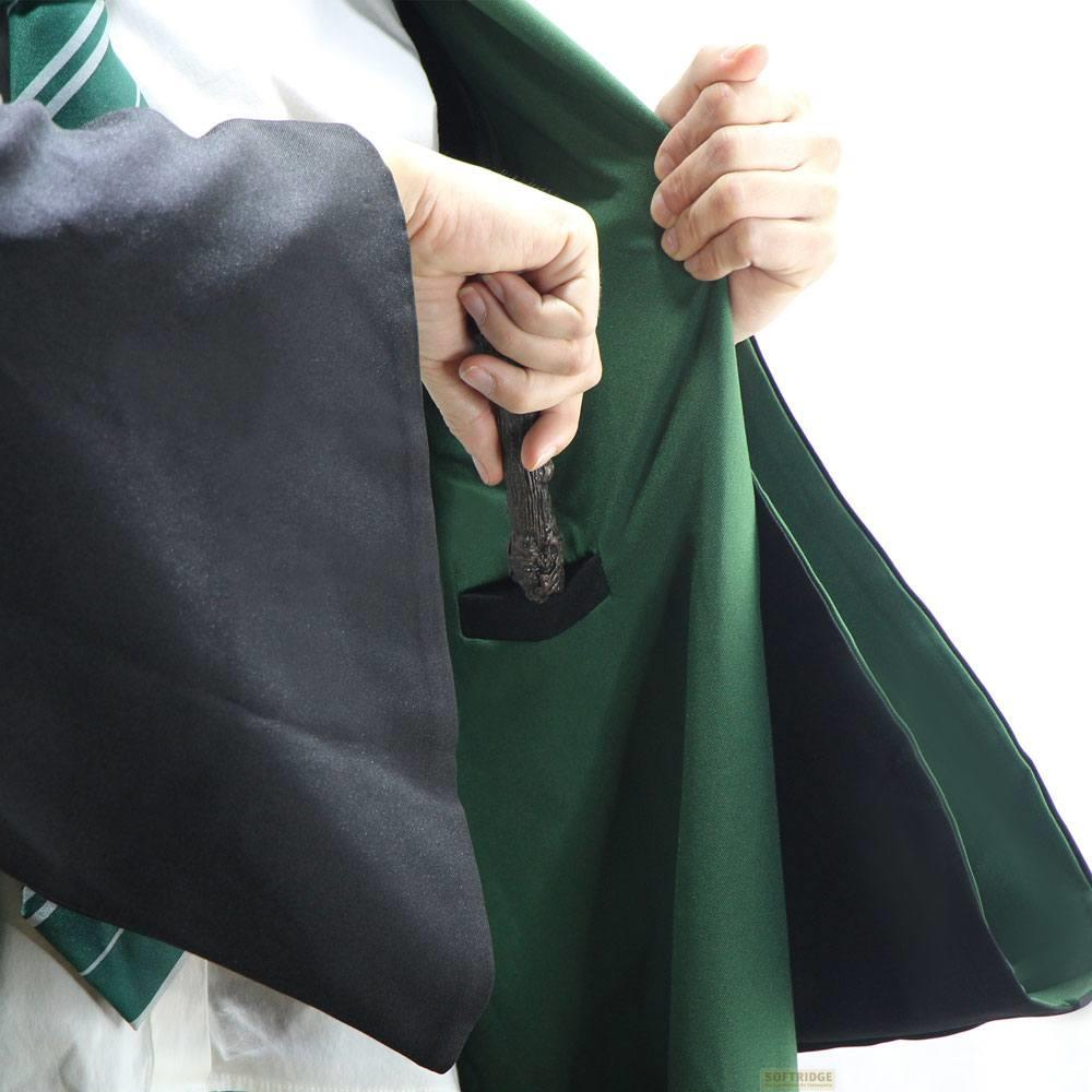 Las manos revelan una varita oculta dentro de una túnica negra forrada de verde con corbata verde.
