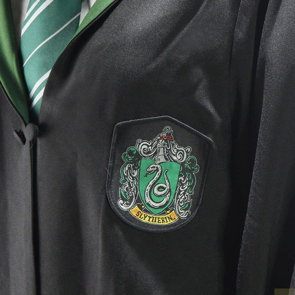 Una túnica negra con un escudo de Slytherin verde y plateado y una corbata a rayas verdes.