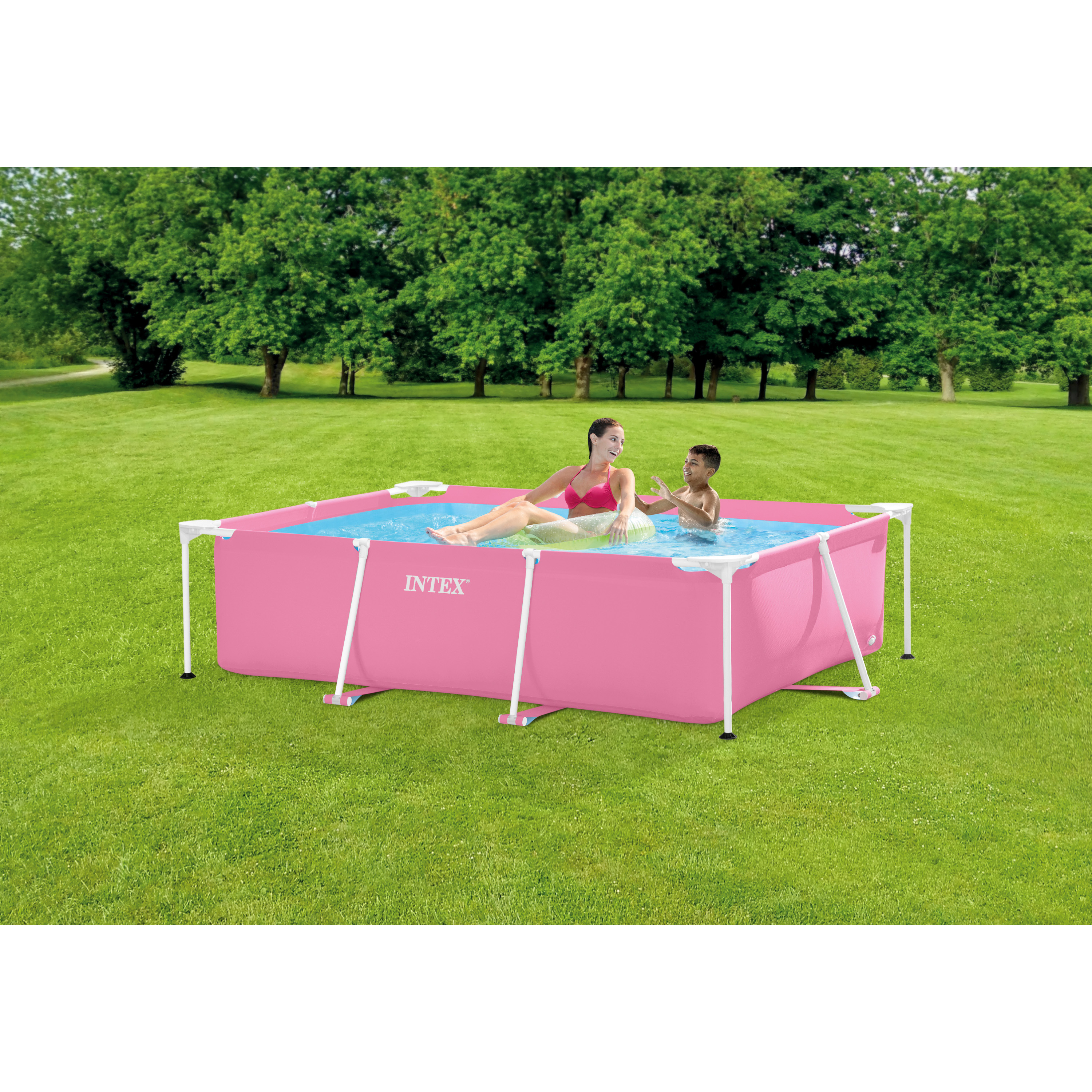 Ein rosa rechteckiger Pool mit zwei Personen im Wasser auf einer grünen Wiese.