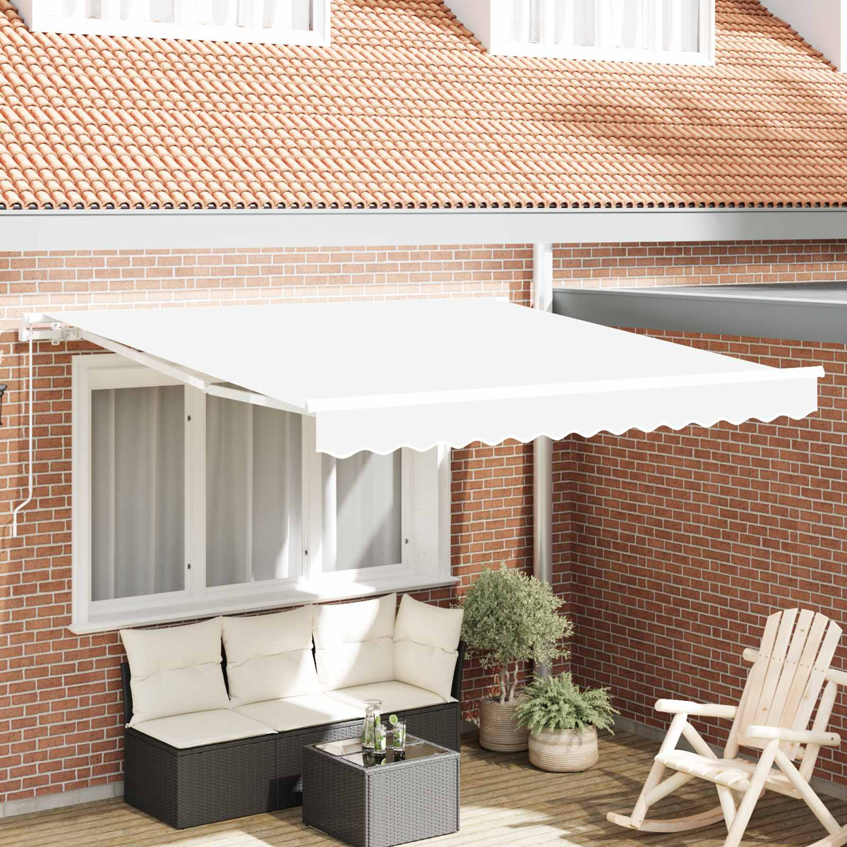 Toldo retráctil blanco sobre muebles de patio, pared de ladrillos y tejado.