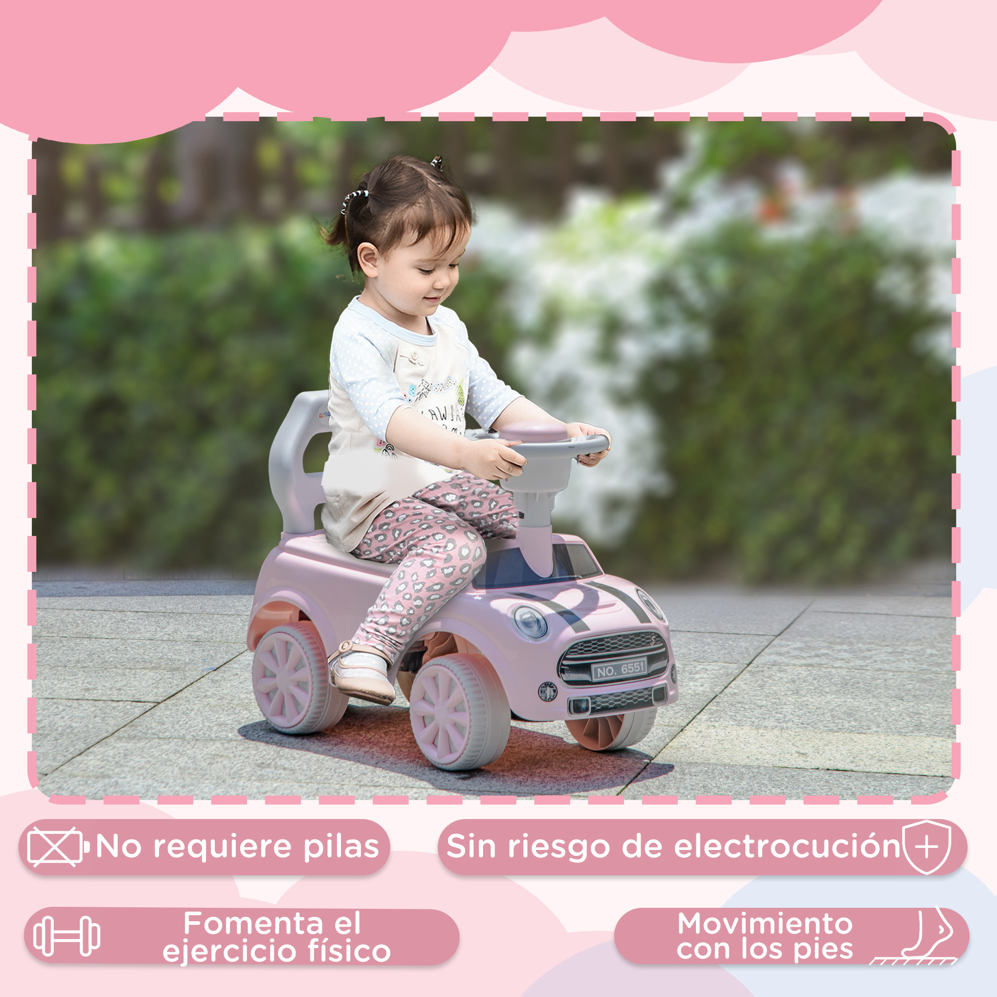 Una niña pequeña monta un coche de juguete rosa al aire libre.