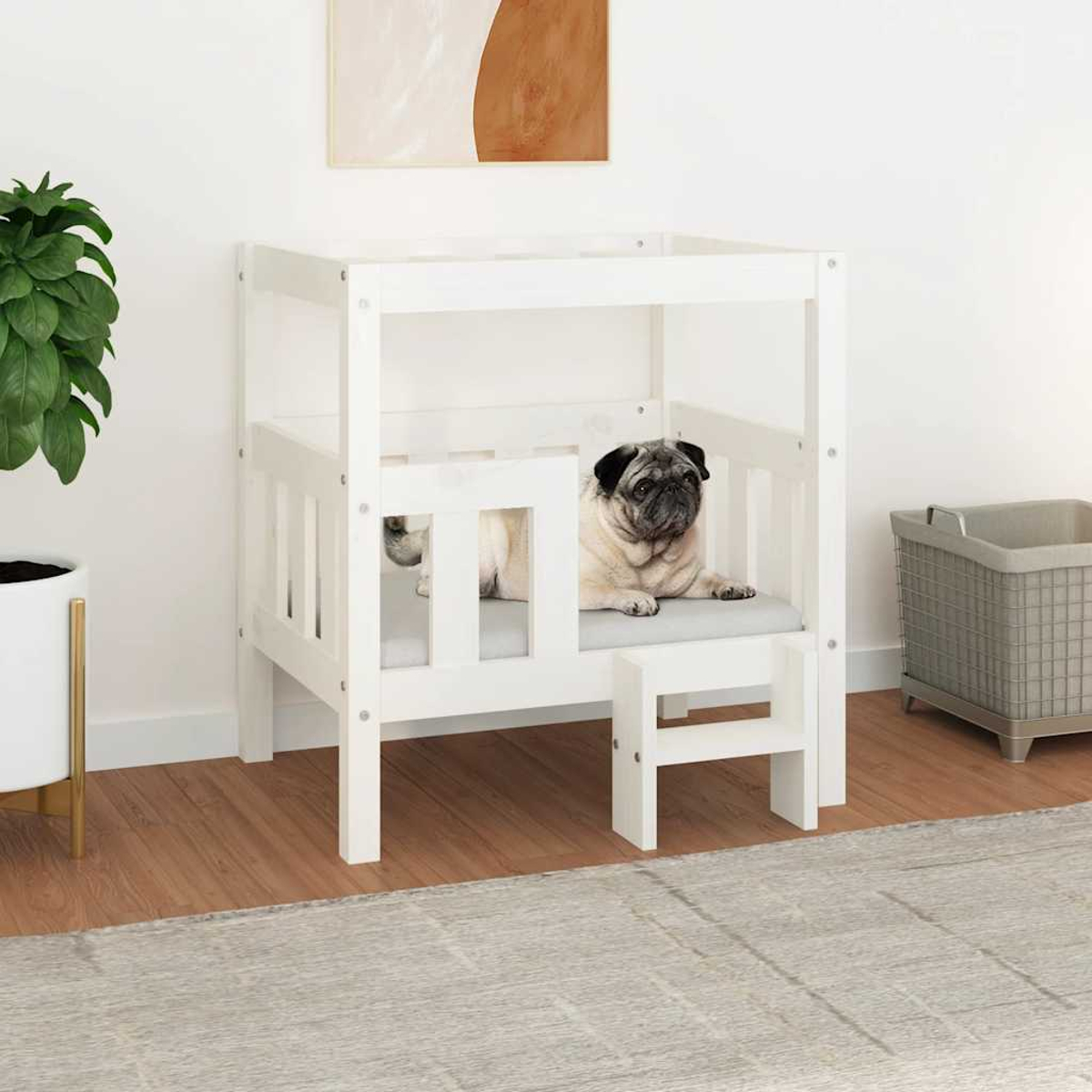 Ein Mops liegt in einem weißen Hundebett mit Stufen. Ein Topf mit grüner Pflanze steht links.