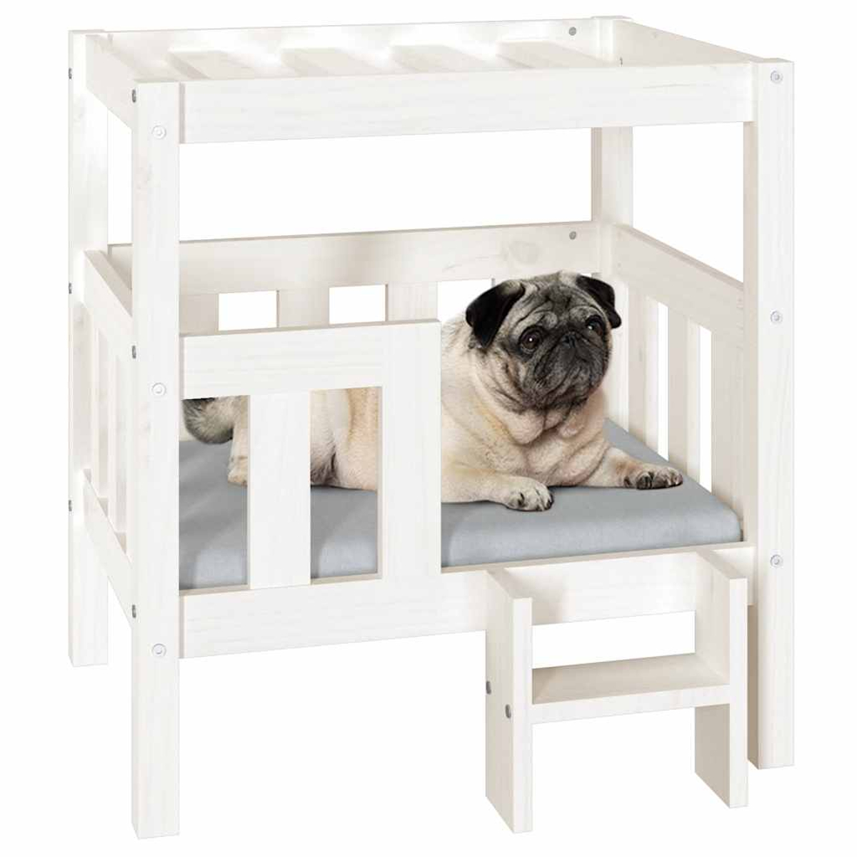 Ein Mops liegt auf einem grauen Kissen in einem weißen Hundebett mit einer Leiter.