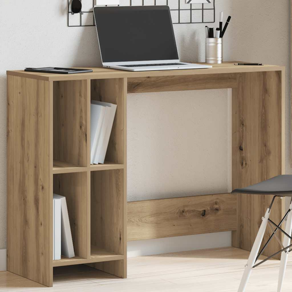 Ein Holzschreibtisch mit Laptop, Büchern und einem Stiftehalter.