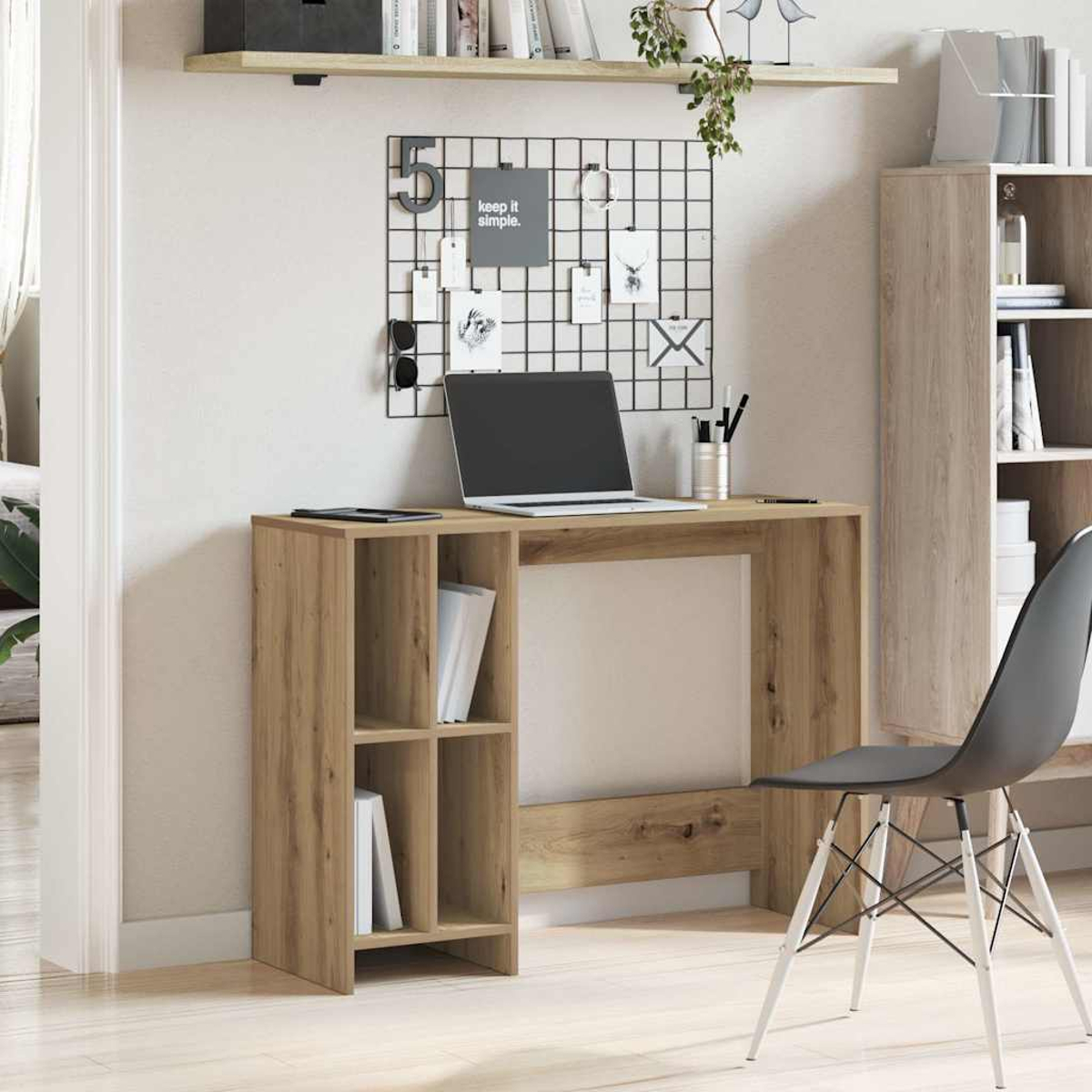 Ein Holztisch mit Laptop, Büchern und einem Gitterbrett mit Notizen.