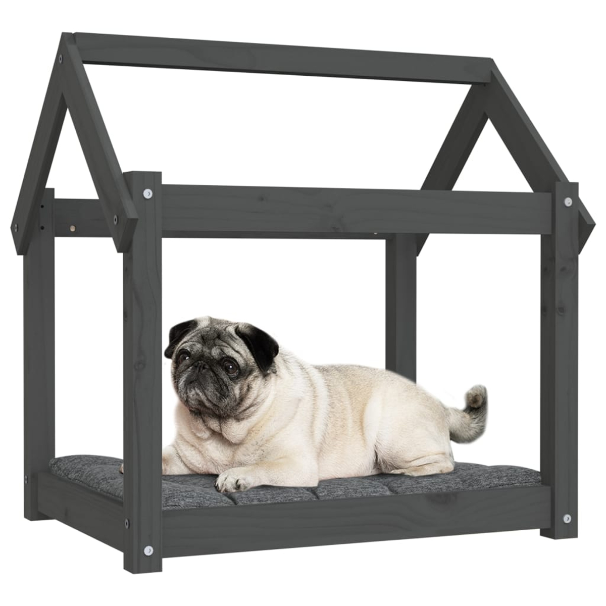 Ein Mops liegt auf einem grauen Kissen in einem dunkelgrauen Holzhundhaus.