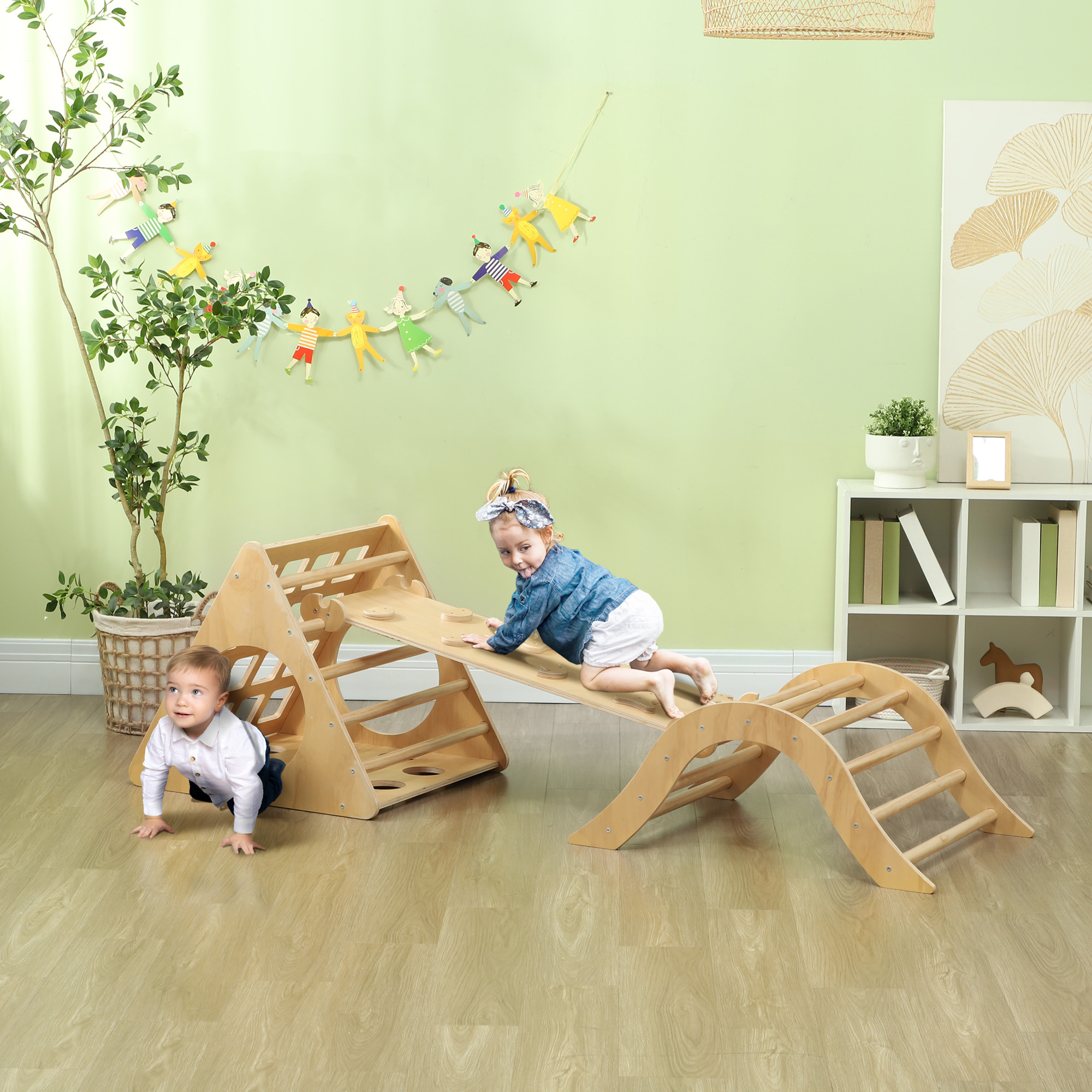 Dos niños pequeños juegan en estructuras de escalada de madera en una habitación verde claro.
