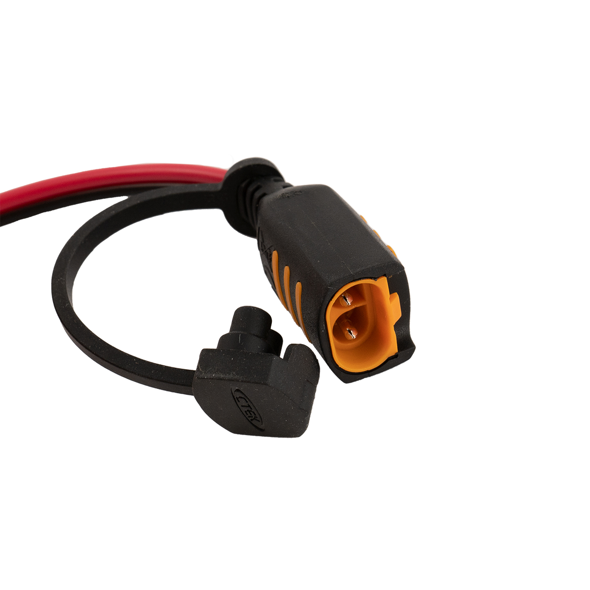 Ein schwarzer Stecker mit orangefarbenen Akzenten und einem roten Kabel auf weißem Hintergrund.