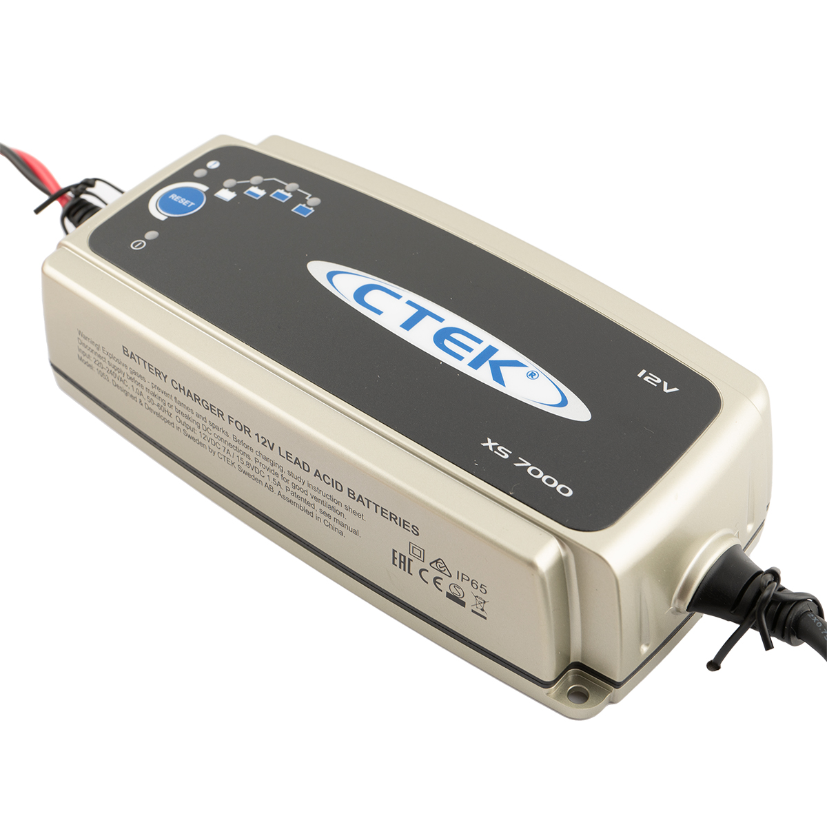 Ein silberner CTEK XS 7000 12V Blei-Säure-Batterieladegerät mit Kabeln und Anweisungen.