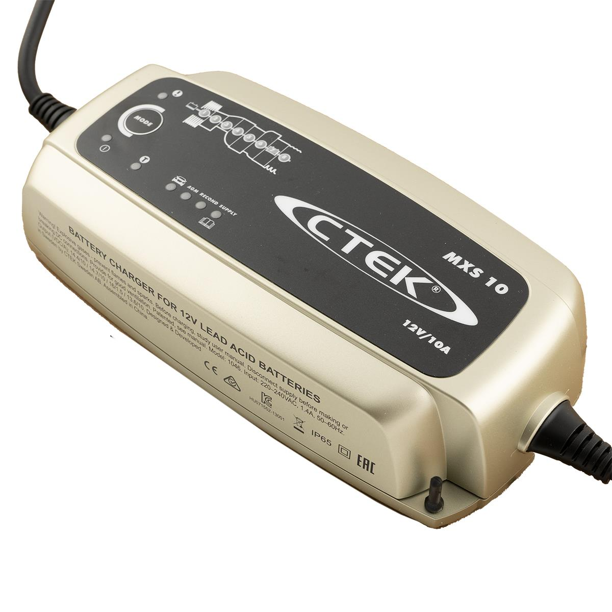 Goldfarbener CTEK MXS 10 Batterieladegerät mit Kabeln und Beschriftung.