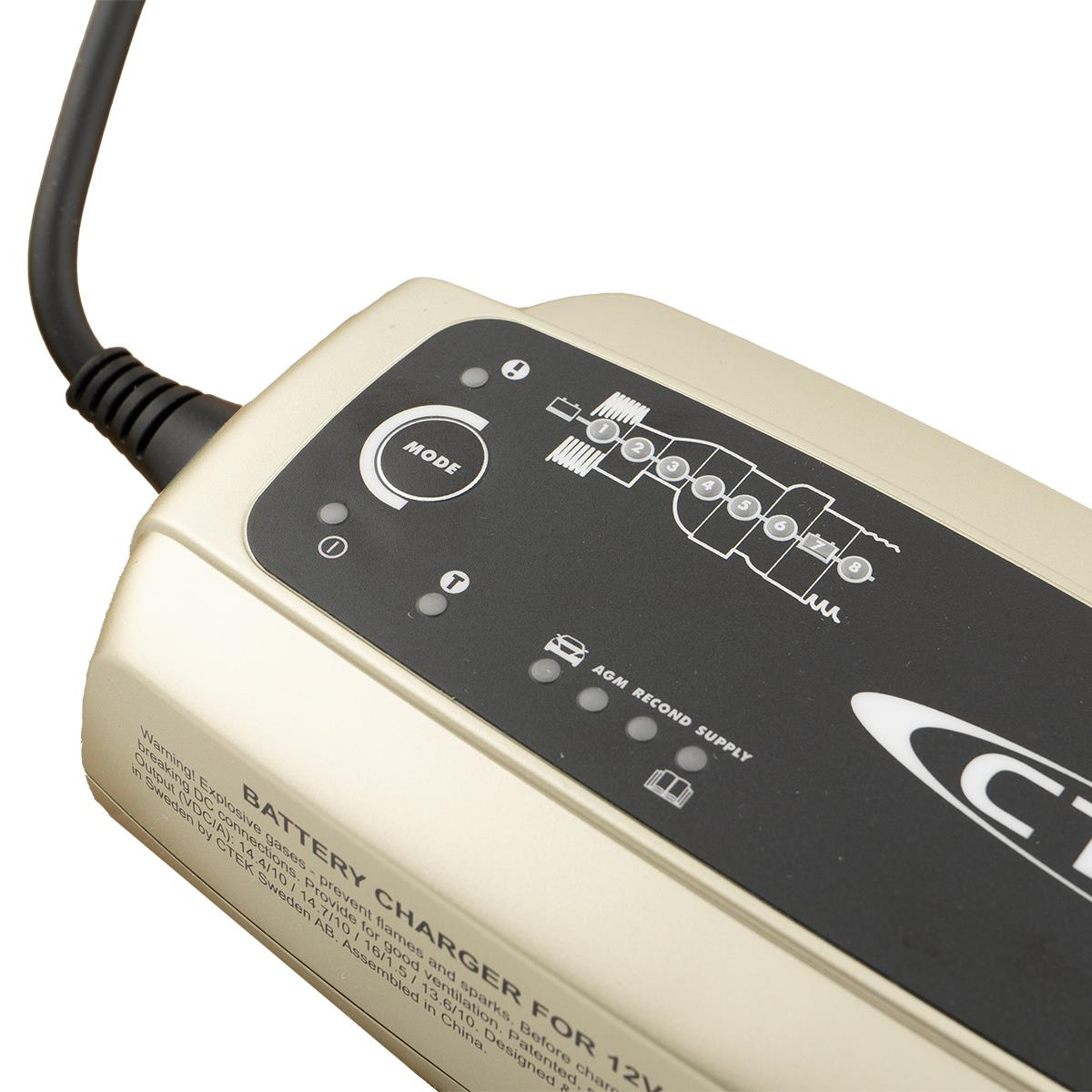 Ein silbernes CTEK-Batterieladegerät mit schwarzem Kabel und Bedienfeld.