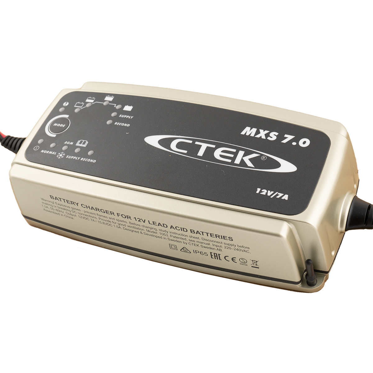 Ein silberner CTEK MXS 7.0 Batterieladegerät für 12V Blei-Säure-Batterien.