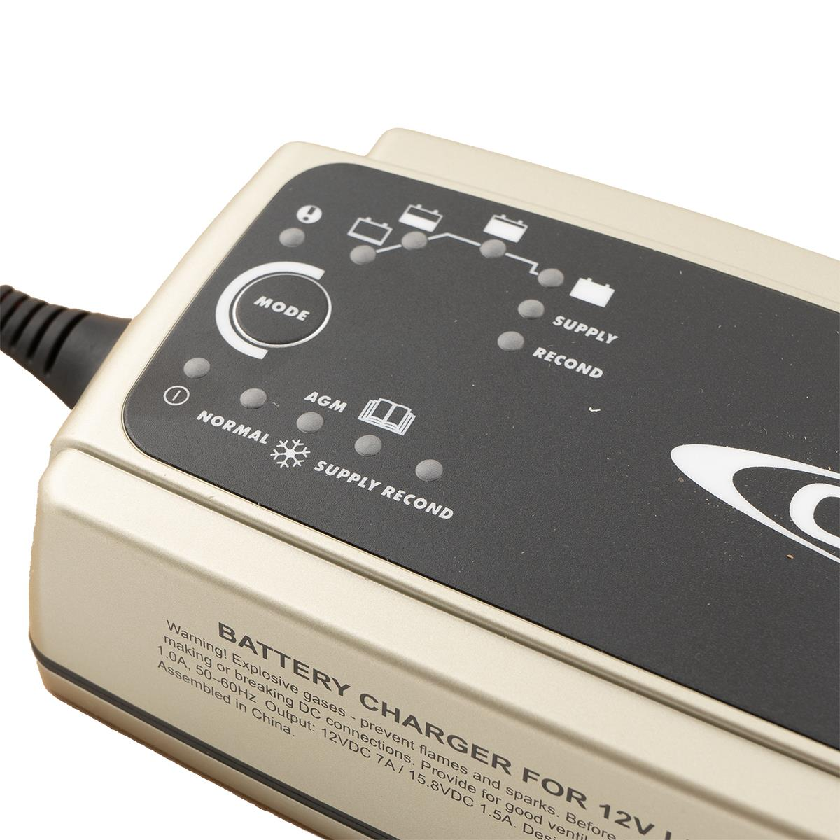 Ein goldener Batterieladegerät mit Bedienelementen und Warnhinweisen.
