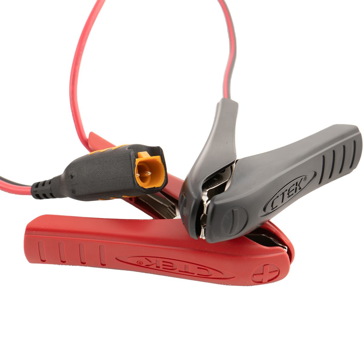 Rote und graue Batterieklemmen mit einem Stecker auf weißem Hintergrund.